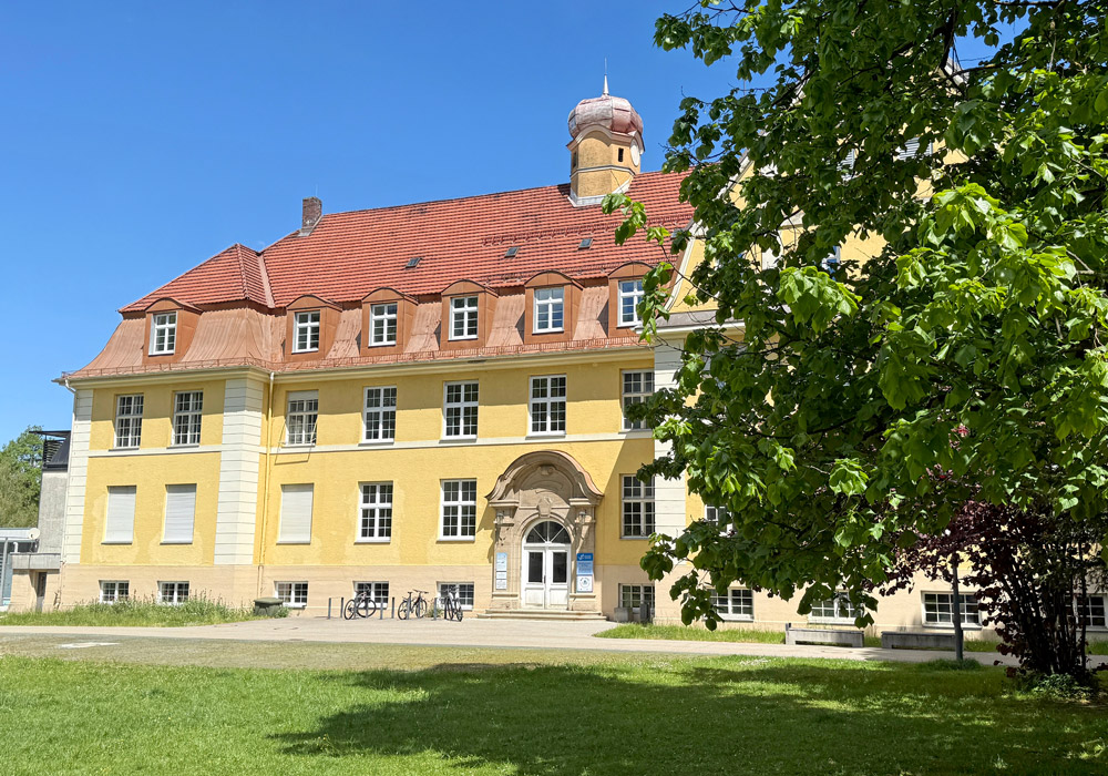 Smile-first Praxis für Kieferorthopädie in Miesbach – Praxisgebäude