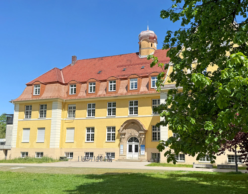 Smile-first Praxis für Kieferorthopädie in Miesbach – Praxisgebäude